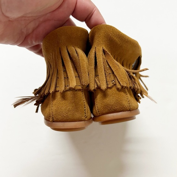 Minnetonka Womens Brown Suede Leather Feather Concho Beaded Low Boot Size 10 - Picture 4 of 10